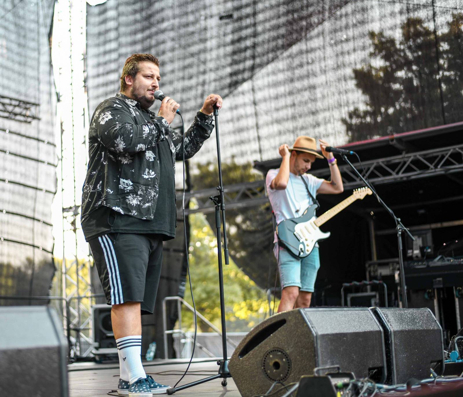 LIVE: Popík, holky, stojky, vášeň a drinky. Tropický večer ve znamení nastupující generace mladých muzikantů