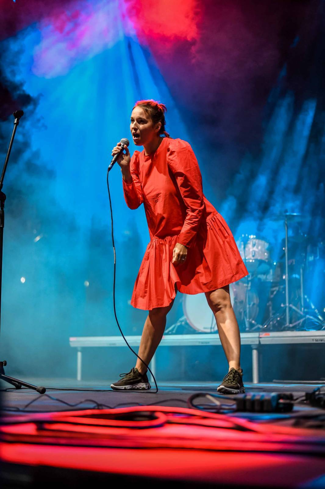 LIVE: Popík, holky, stojky, vášeň a drinky. Tropický večer ve znamení nastupující generace mladých muzikantů