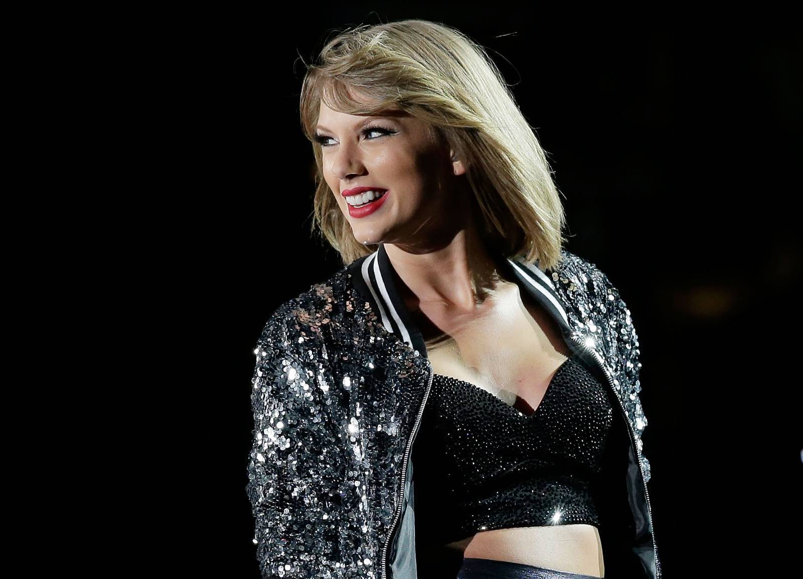 RECENZE: Taylor Swift na Folklore vyměnila barvy za melancholickou šeď
