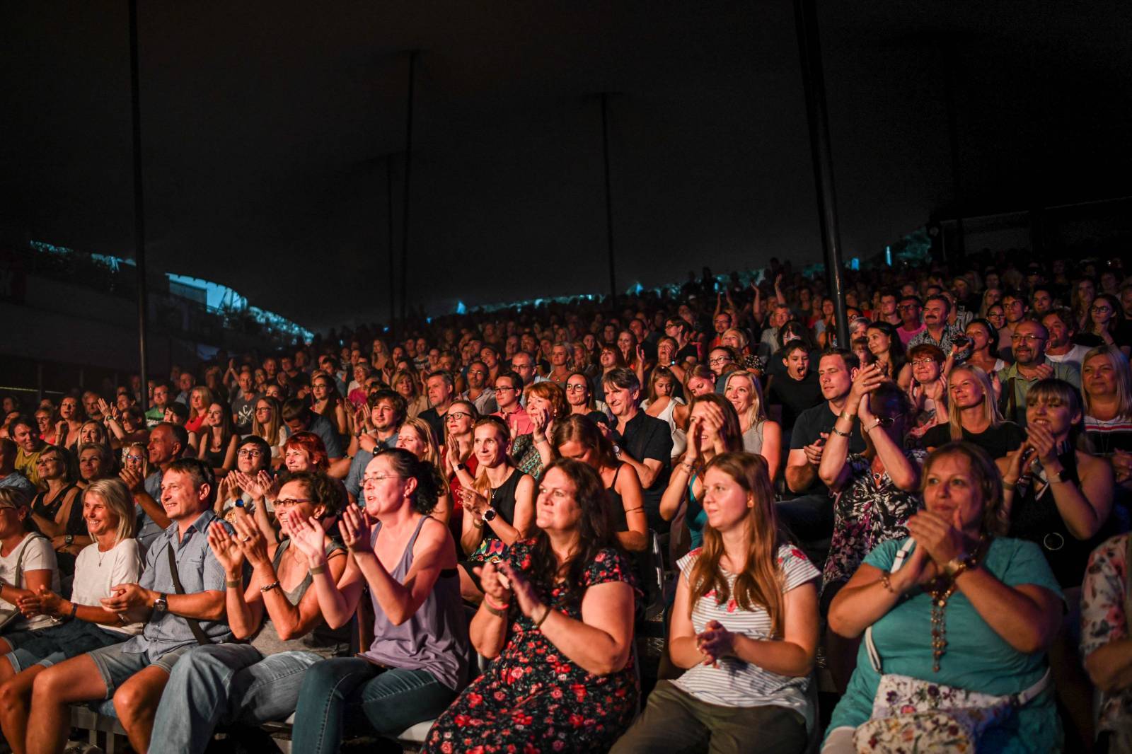 LIVE: Tomáš Klus a jeho Cílová skupina naplnili natřískaný amfiteátr pod Žižkovskou věží radostí a vášní