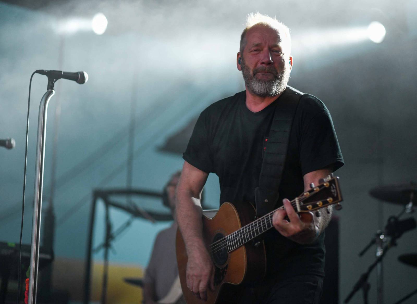 LIVE: David Koller rozpohyboval fanoušky i v dešti. S Michalem Ambrožem vystřihli legendární protestsong Pal vocuď hajzle