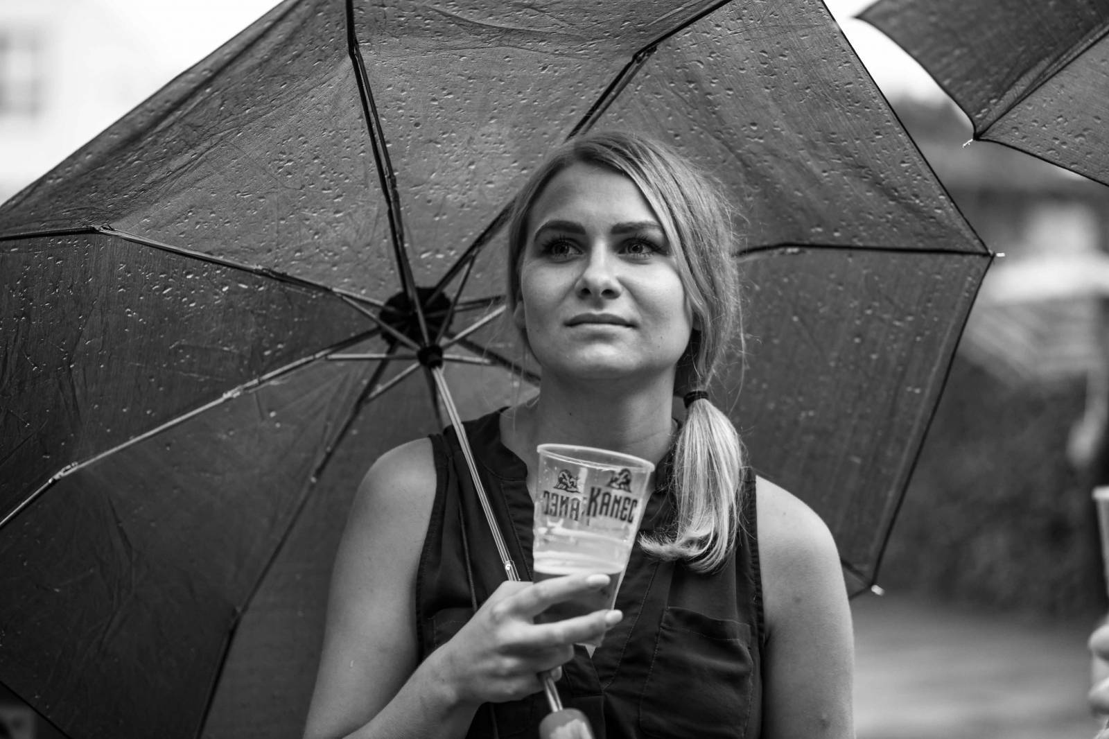 LIVE: David Koller rozpohyboval fanoušky i v dešti. S Michalem Ambrožem vystřihli legendární protestsong Pal vocuď hajzle