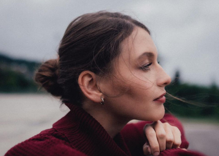 RECENZE: Kateřina Marie Tichá si na svém debutu odskočila pro inspiraci do Francie. Za otřepané fráze se neschovává