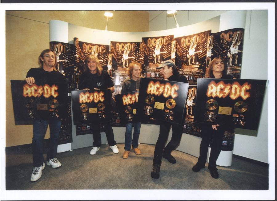 RETRO: AC/DC ve Vídni? Důchodci ve stejnokrojích a nealkoholické pivo. Po střetu dvou světů následoval rock’n’roll