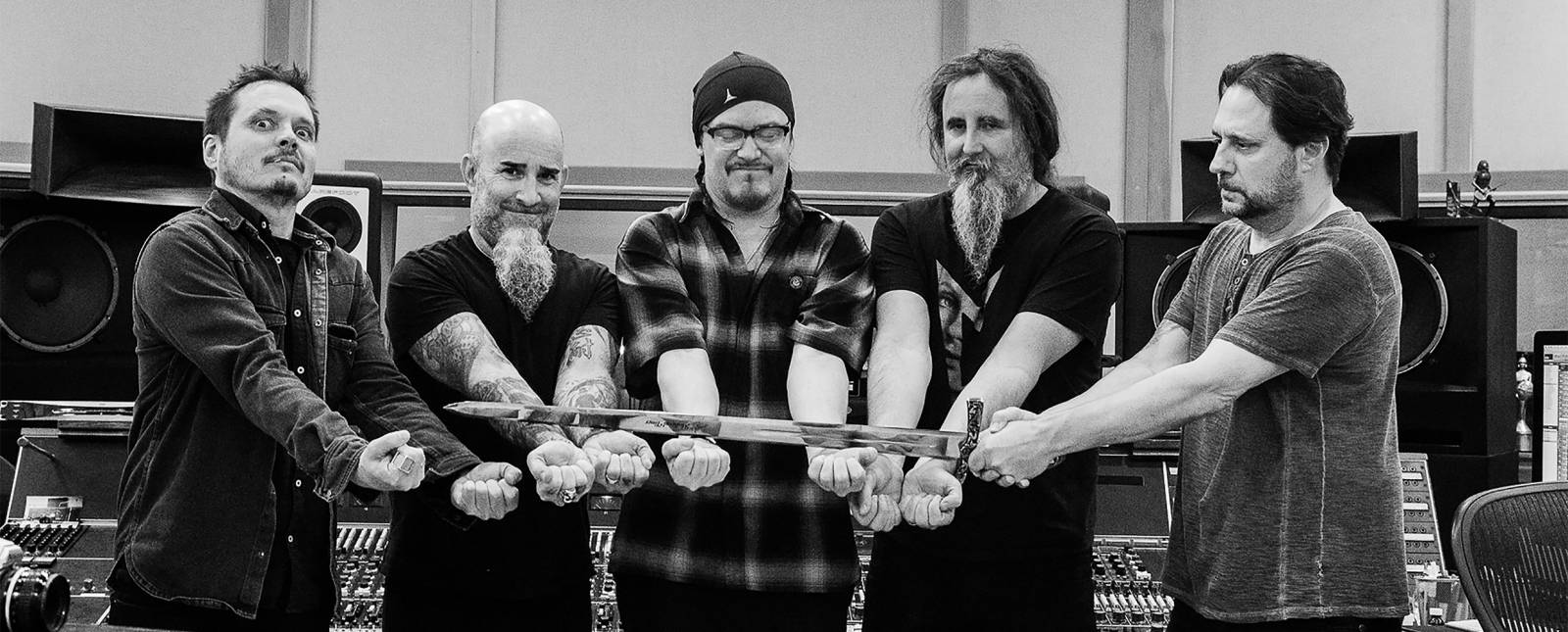 RECENZE: Mr. Bungle se proměnili z bočního projektu pro fajnšmekry v all star band thrash metalistů. Kvalita nového alba tomu odpovídá