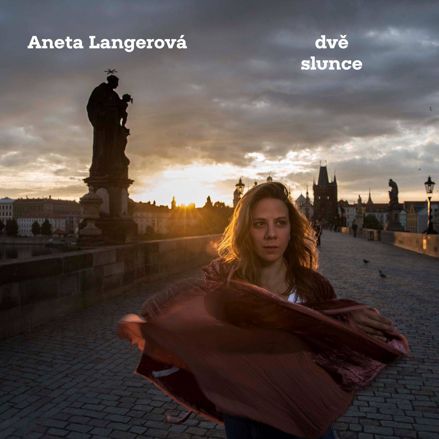 RECENZE: Aneta Langerová se v novince Dvě slunce vyrovnává s těžkými tématy s lehkostí a nadějí v hlase