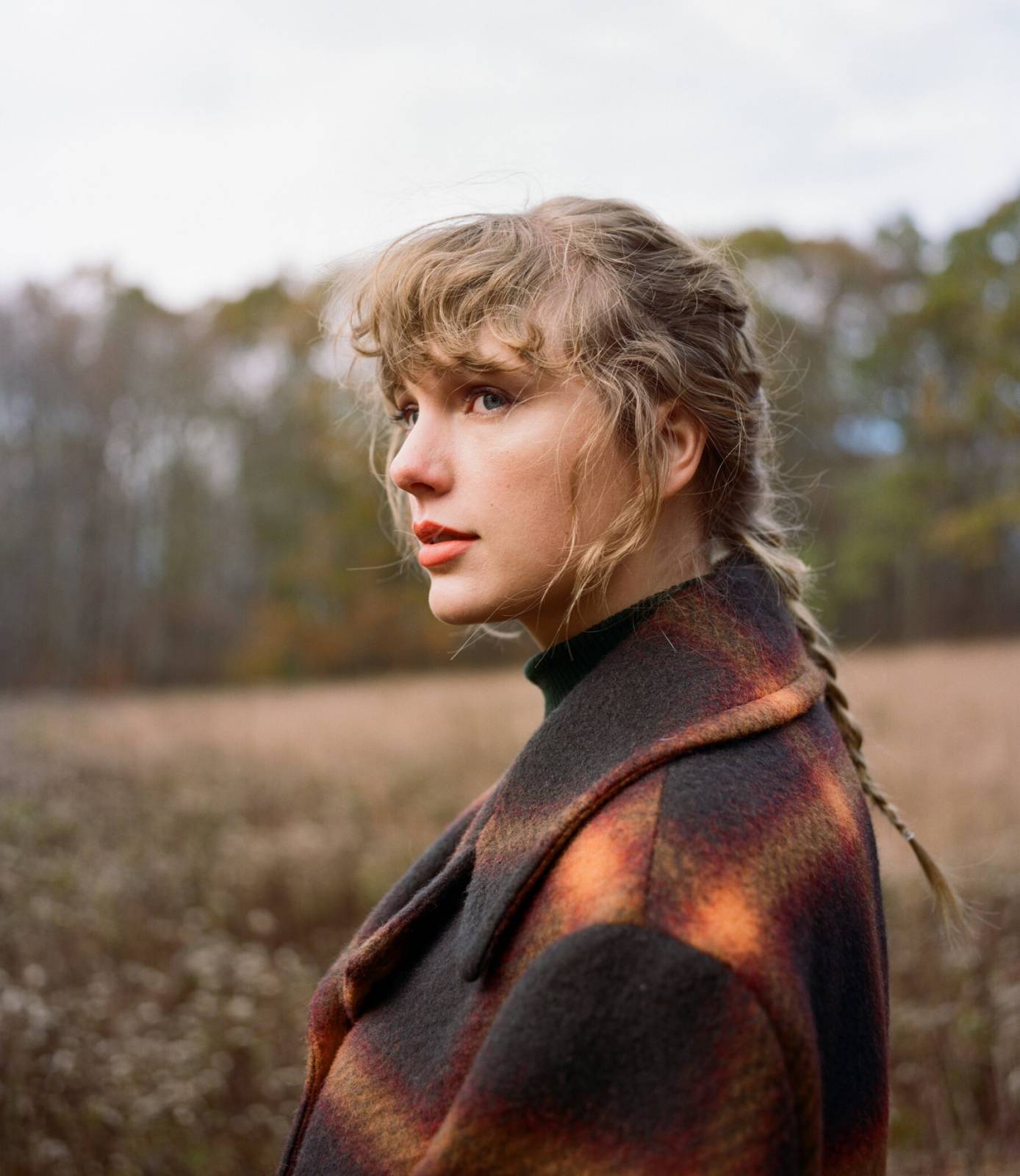RECENZE: Rok 2020 z Taylor Swift smyl pompéznost popu. Novinka Evermore je pestřejší než mladší sestra Folklore