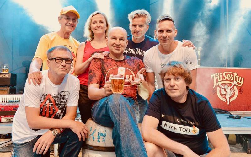 RECENZE: Tři sestry na novém albu odkrývají punkové kořeny. Nostalgie v jejich podání znamená Sex drógy rokenról