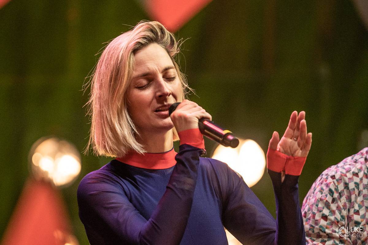 LIVE: Národní divadlo zažilo největší koncert ve svých dějinách. Vystoupili Chinaski, Lucie, Václav Neckář s Thomem Artwayem nebo Pokáč s Annou Slováčkovou