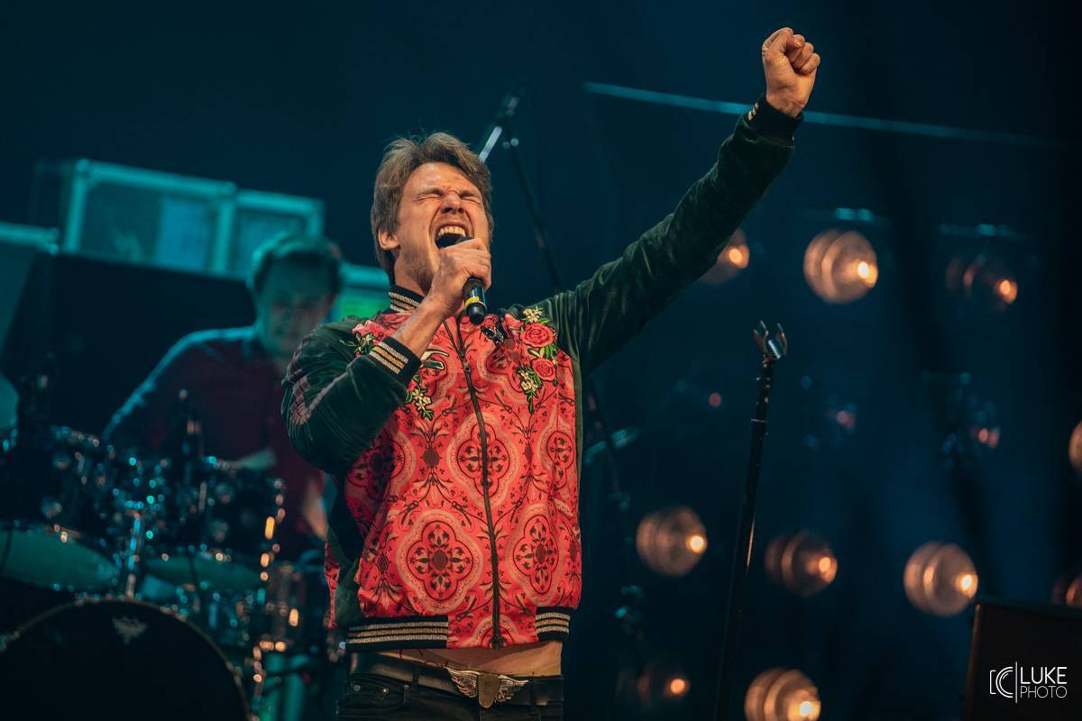 LIVE: Národní divadlo zažilo největší koncert ve svých dějinách. Vystoupili Chinaski, Lucie, Václav Neckář s Thomem Artwayem nebo Pokáč s Annou Slováčkovou