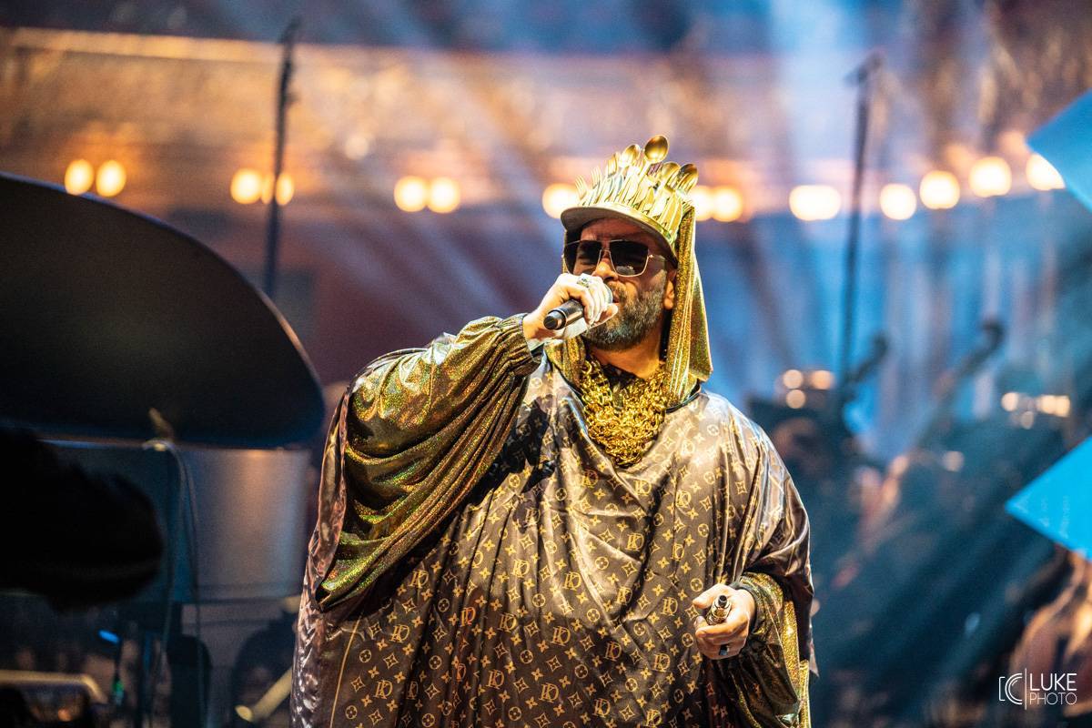 LIVE: Národní divadlo zažilo největší koncert ve svých dějinách. Vystoupili Chinaski, Lucie, Václav Neckář s Thomem Artwayem nebo Pokáč s Annou Slováčkovou