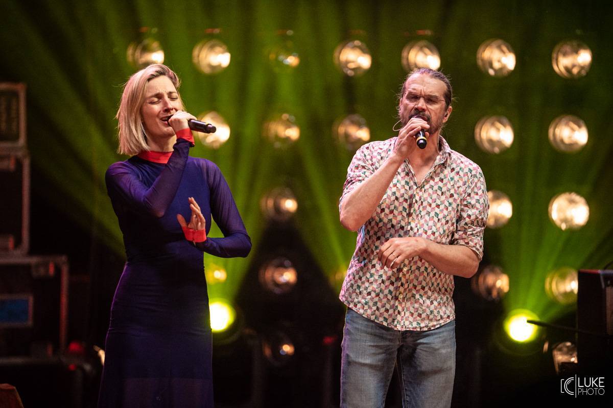 LIVE: Národní divadlo zažilo největší koncert ve svých dějinách. Vystoupili Chinaski, Lucie, Václav Neckář s Thomem Artwayem nebo Pokáč s Annou Slováčkovou