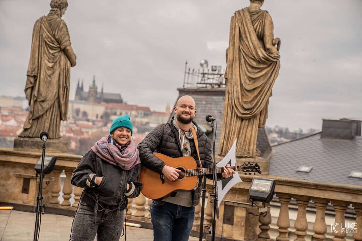 LIVE: Národní divadlo zažilo největší koncert ve svých dějinách. Vystoupili Chinaski, Lucie, Václav Neckář s Thomem Artwayem nebo Pokáč s Annou Slováčkovou