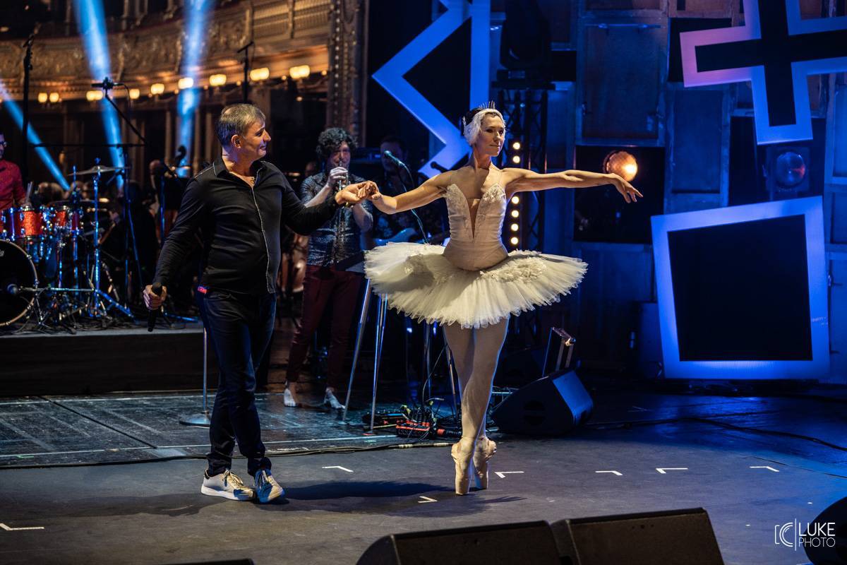 LIVE: Národní divadlo zažilo největší koncert ve svých dějinách. Vystoupili Chinaski, Lucie, Václav Neckář s Thomem Artwayem nebo Pokáč s Annou Slováčkovou