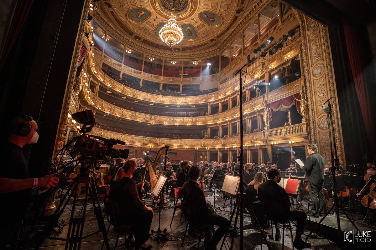 LIVE: Národní divadlo zažilo největší koncert ve svých dějinách. Vystoupili Chinaski, Lucie, Václav Neckář s Thomem Artwayem nebo Pokáč s Annou Slováčkovou