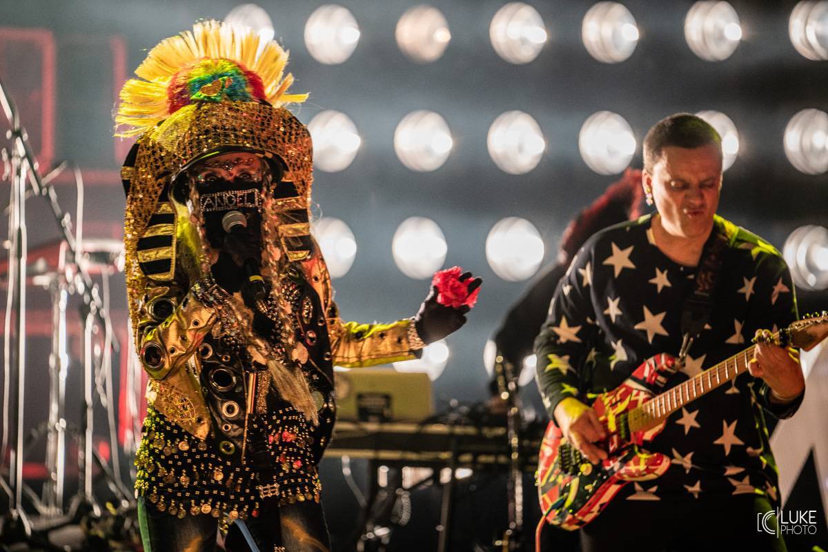 LIVE: Národní divadlo zažilo největší koncert ve svých dějinách. Vystoupili Chinaski, Lucie, Václav Neckář s Thomem Artwayem nebo Pokáč s Annou Slováčkovou