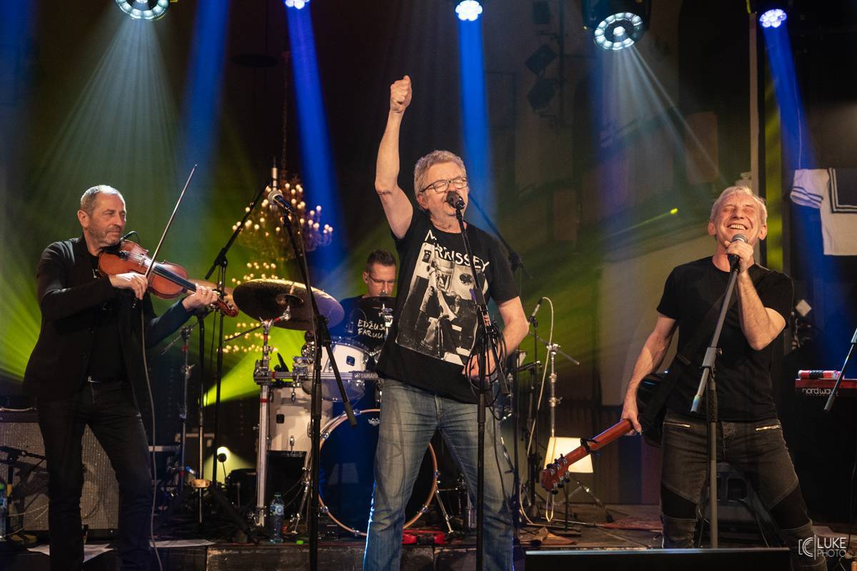 LIVE: Petr Fiala oslavil koncertem Mňágy a Žďorp narozeniny, dárky mu přinesli Čechomor, Tomáš Hanák i Petr Váša