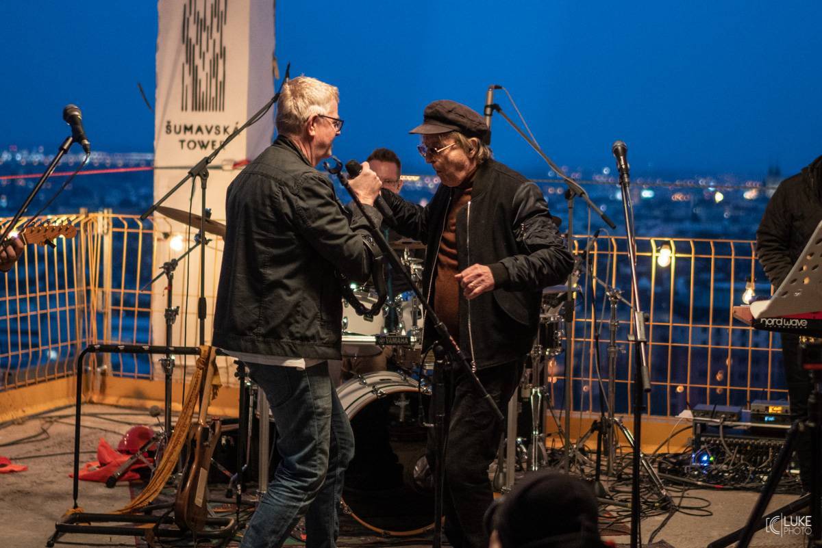 LIVE: Mňága a Žďorp zavítala do Brna, odehrála SPEŠL koncert ze střechy