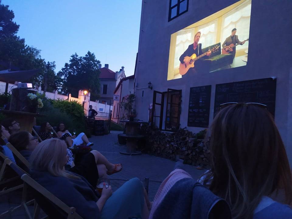 LIVE: Tomáš Klus a jeho hudební a dramatické propojení Racka v jednozáběrovém snímku