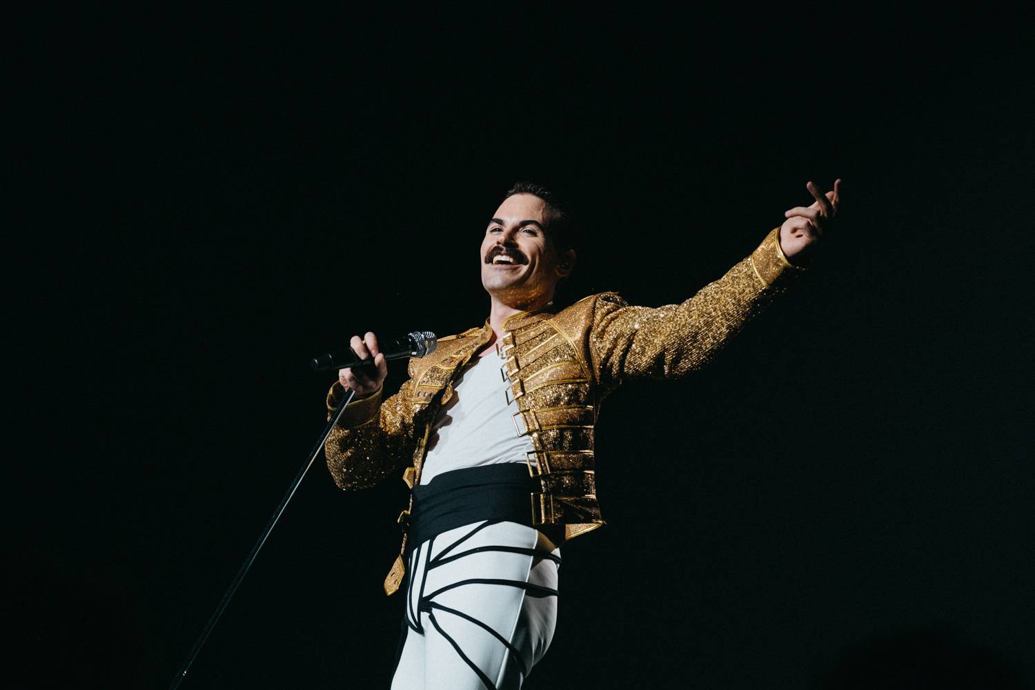 LIVE: Queenie připomněli v O2 areně Freddieho Mercuryho jenom některým