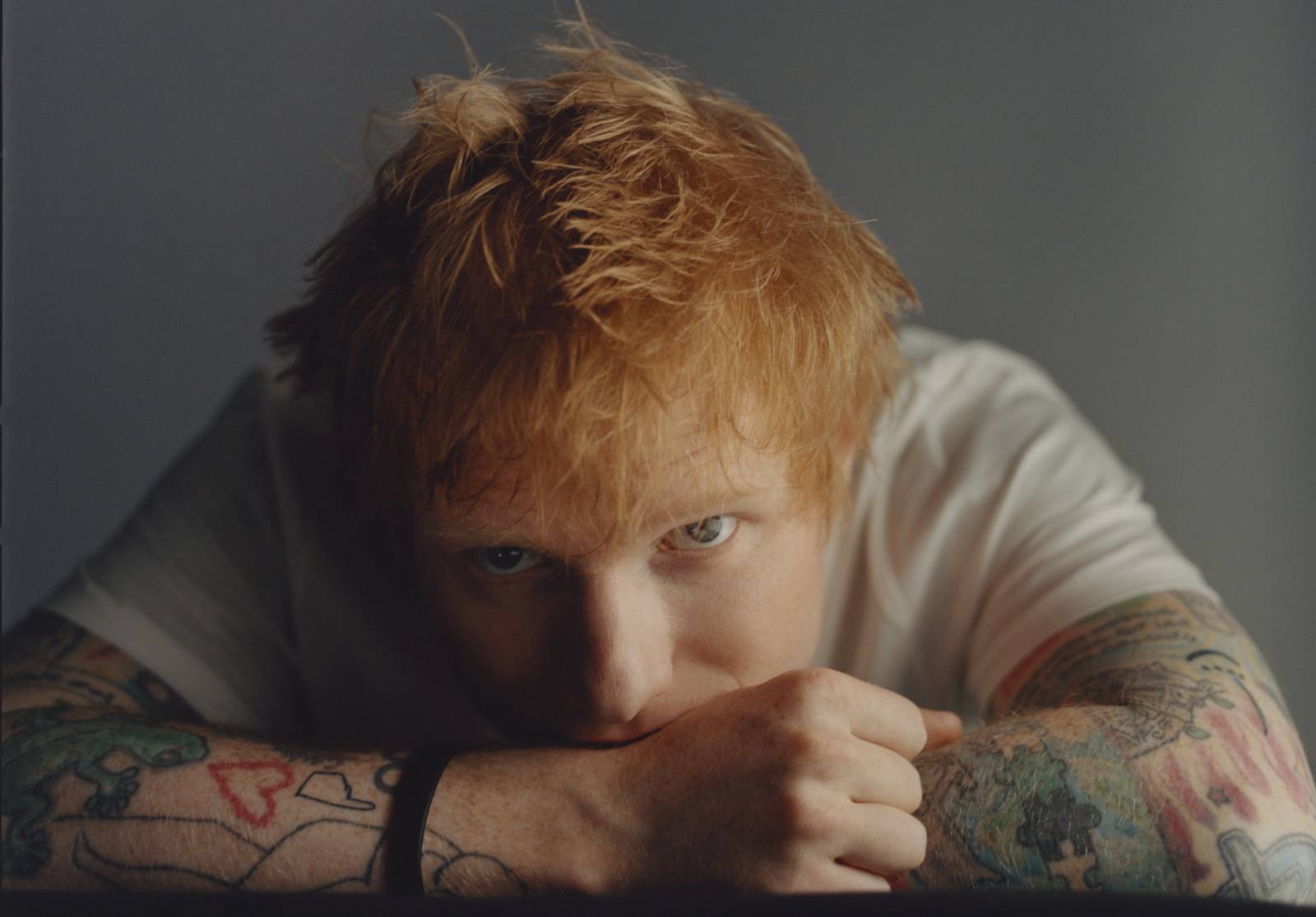 RECENZE: Nové album Eda Sheerana zavání komerčním kalkulem. Světlé momenty se rozplývají v mlze hustého klišé