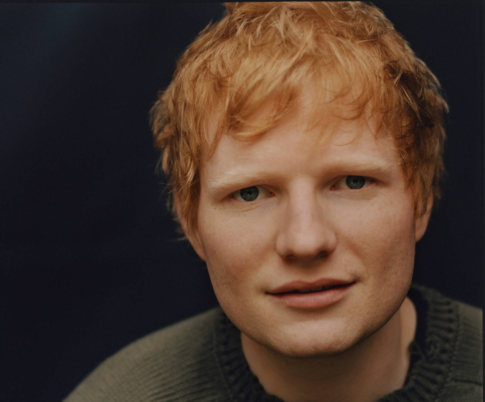 RECENZE: Nové album Eda Sheerana zavání komerčním kalkulem. Světlé momenty se rozplývají v mlze hustého klišé