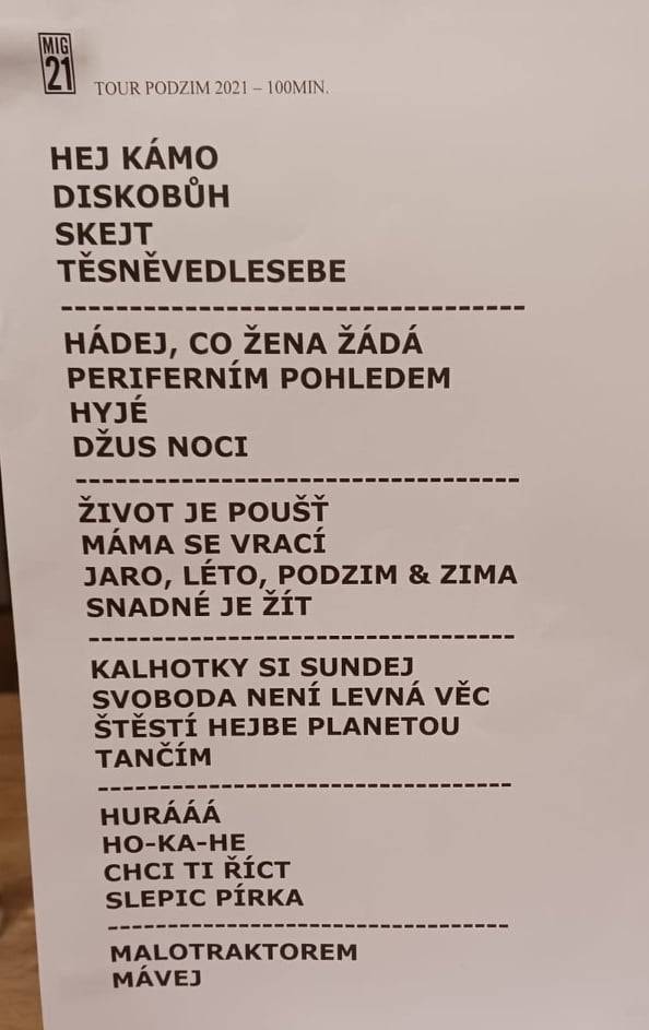 LIVE: Mig 21 roznesli pražskou Lucernu na kopytech, vzduchem létaly kalhotky