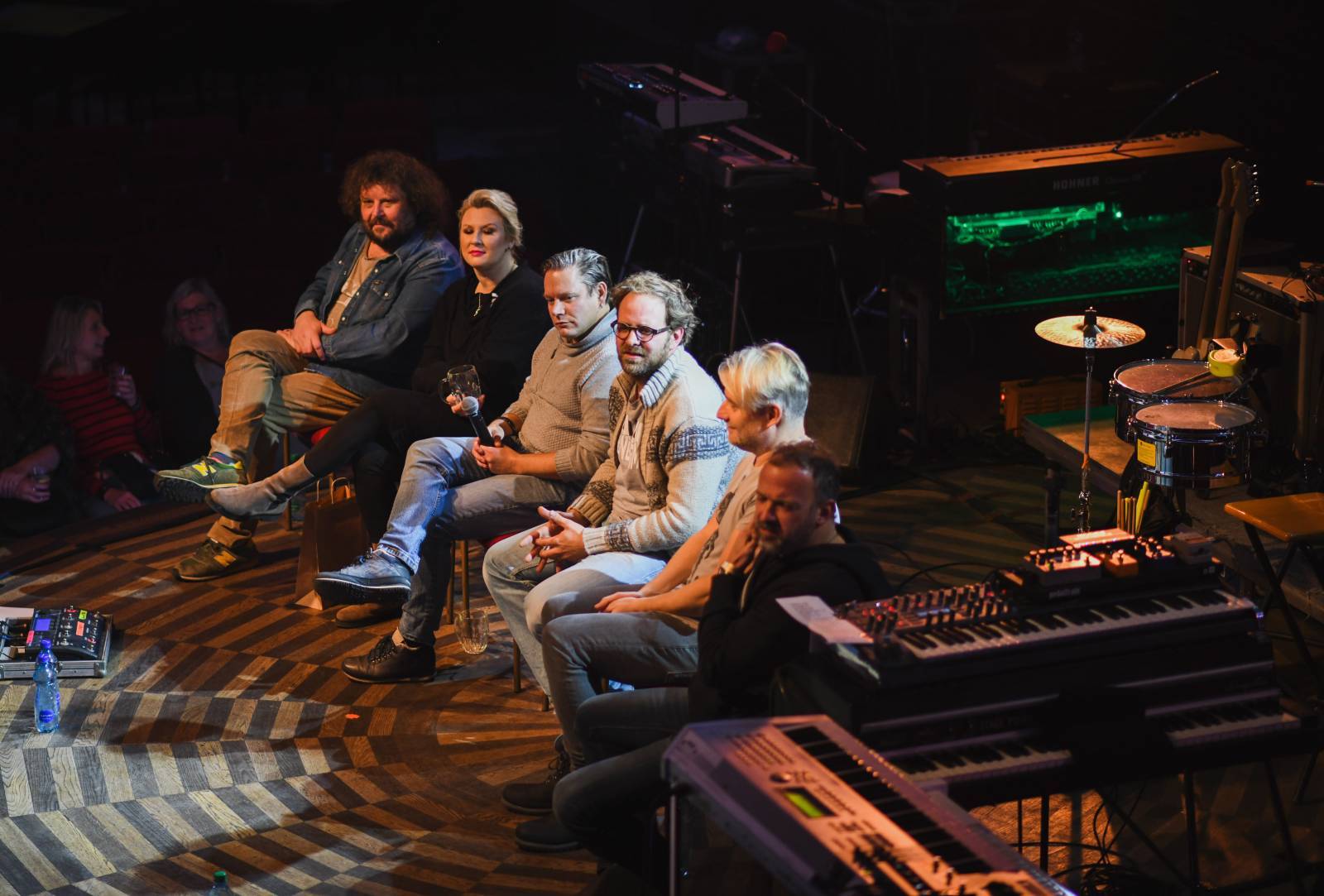 LIVE: Monkey Business ve strhující show pokřtili sólové album Romana Holého, na pódiu se objevili i Adam Mišík a Ondřej Pivec