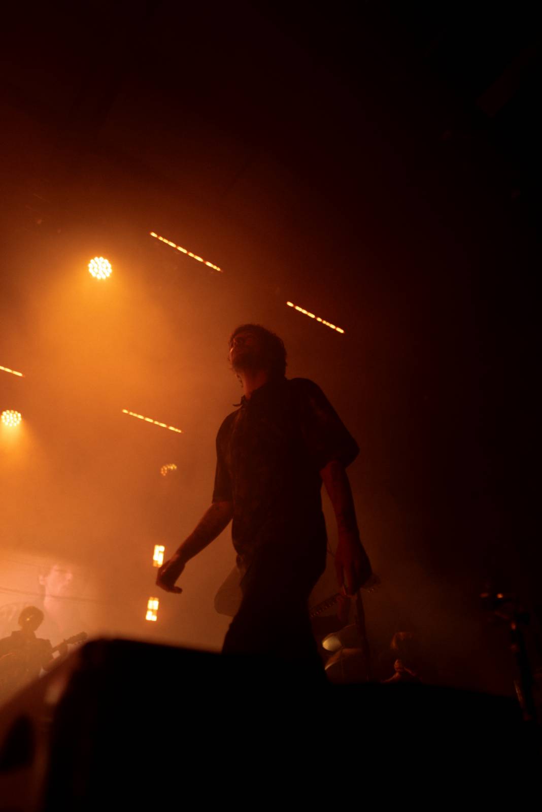 LIVE: Technické problémy i hroutící se fanynky. Miláček dívek Louis Tomlinson dorazil do Prahy