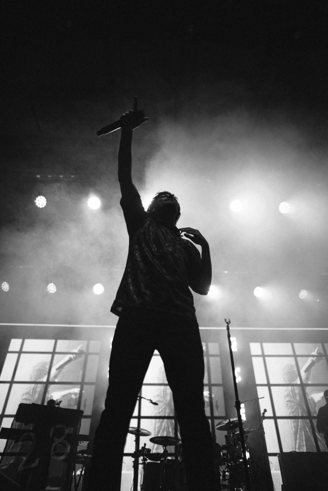 LIVE: Technické problémy i hroutící se fanynky. Miláček dívek Louis Tomlinson dorazil do Prahy