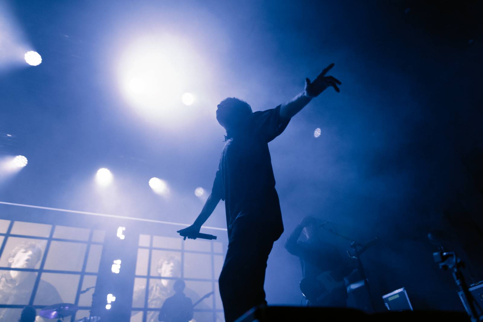 LIVE: Technické problémy i hroutící se fanynky. Miláček dívek Louis Tomlinson dorazil do Prahy