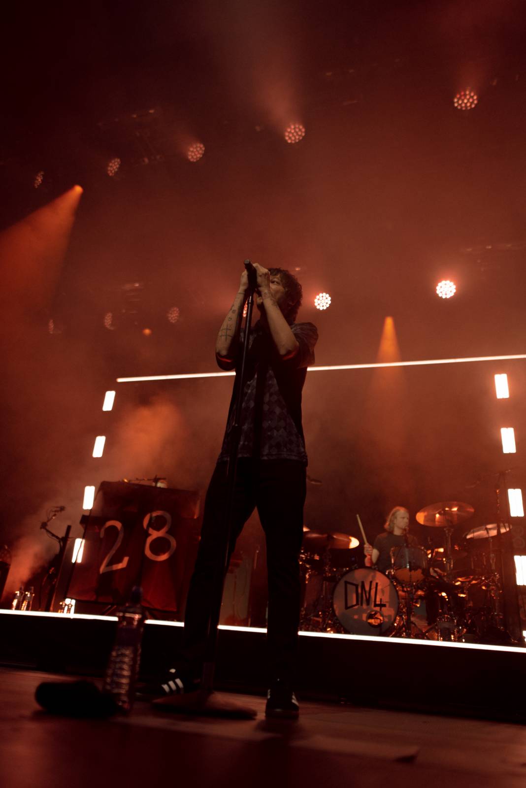 LIVE: Technické problémy i hroutící se fanynky. Miláček dívek Louis Tomlinson dorazil do Prahy