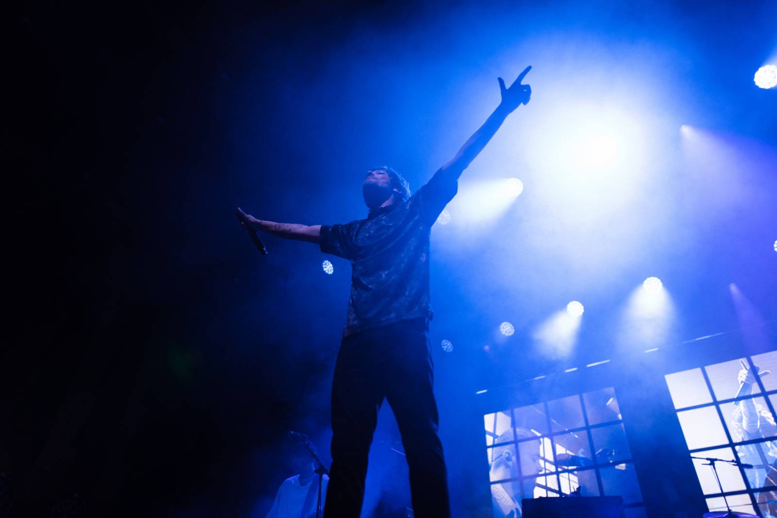 LIVE: Technické problémy i hroutící se fanynky. Miláček dívek Louis Tomlinson dorazil do Prahy