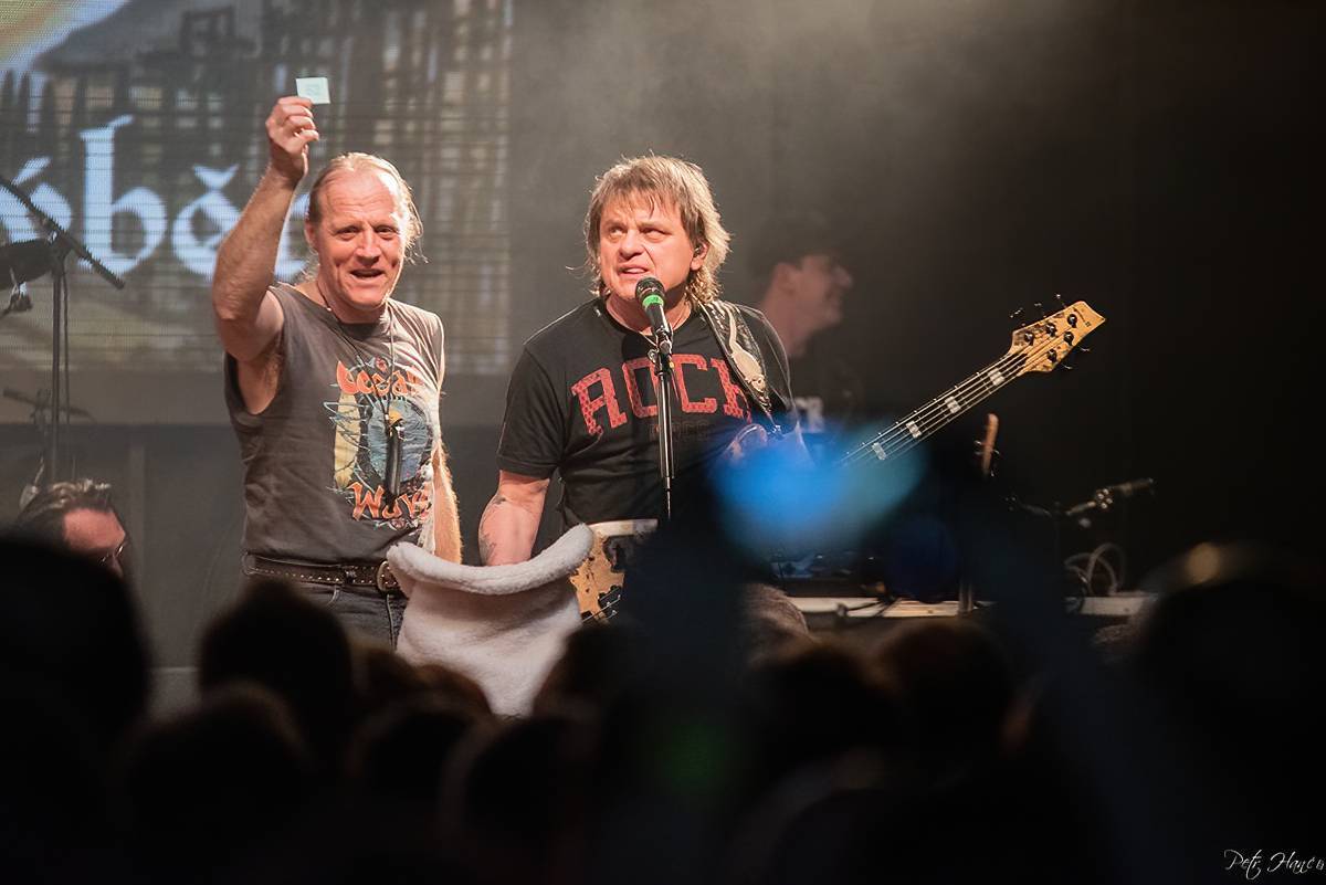 LIVE: Pražský výběr ve strhující show věnoval písničky 