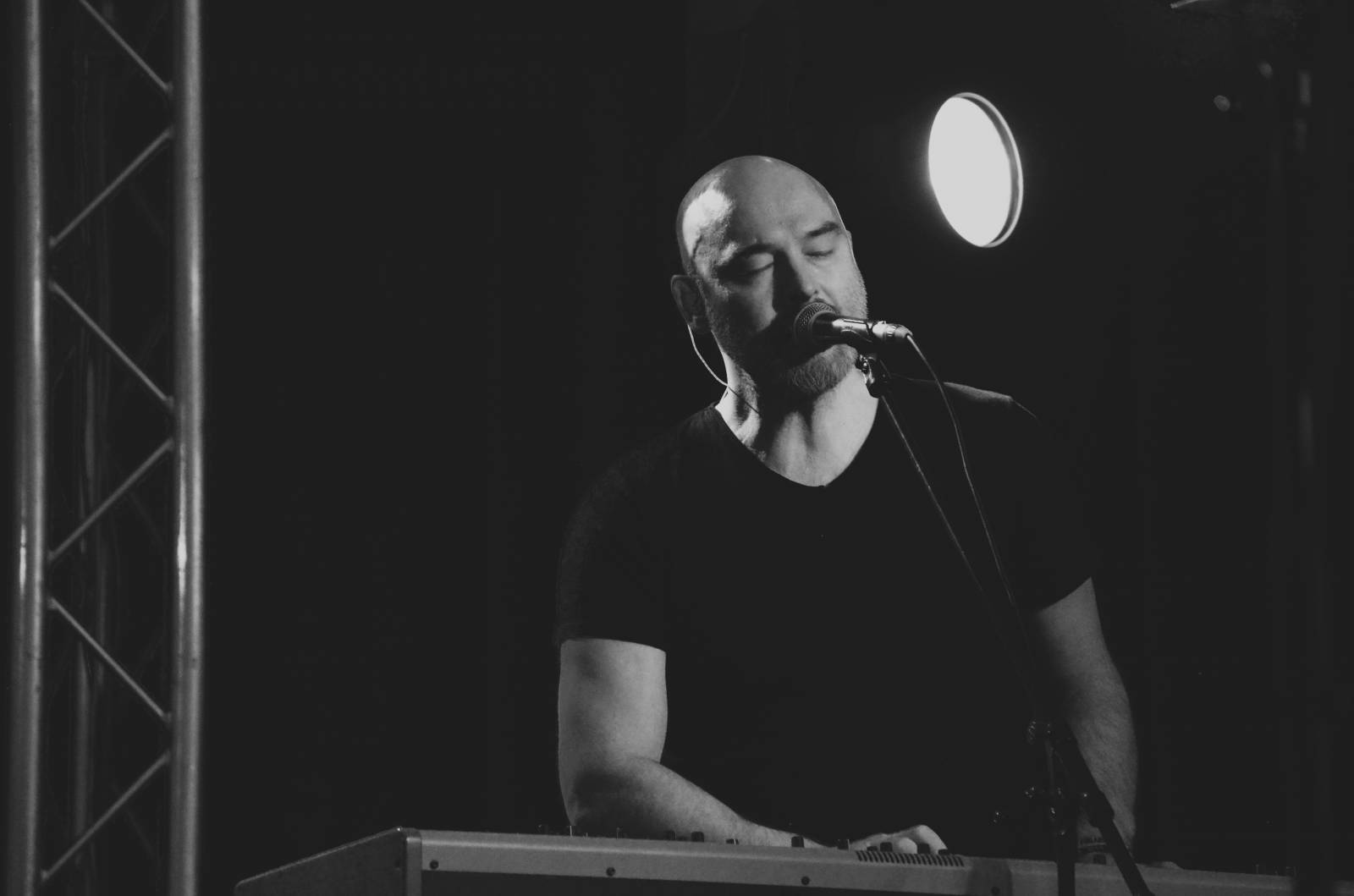 LIVE: Laškování s ženskou částí publika i hledání partnerek. Kapela Hrůzy dorazila do Krnova