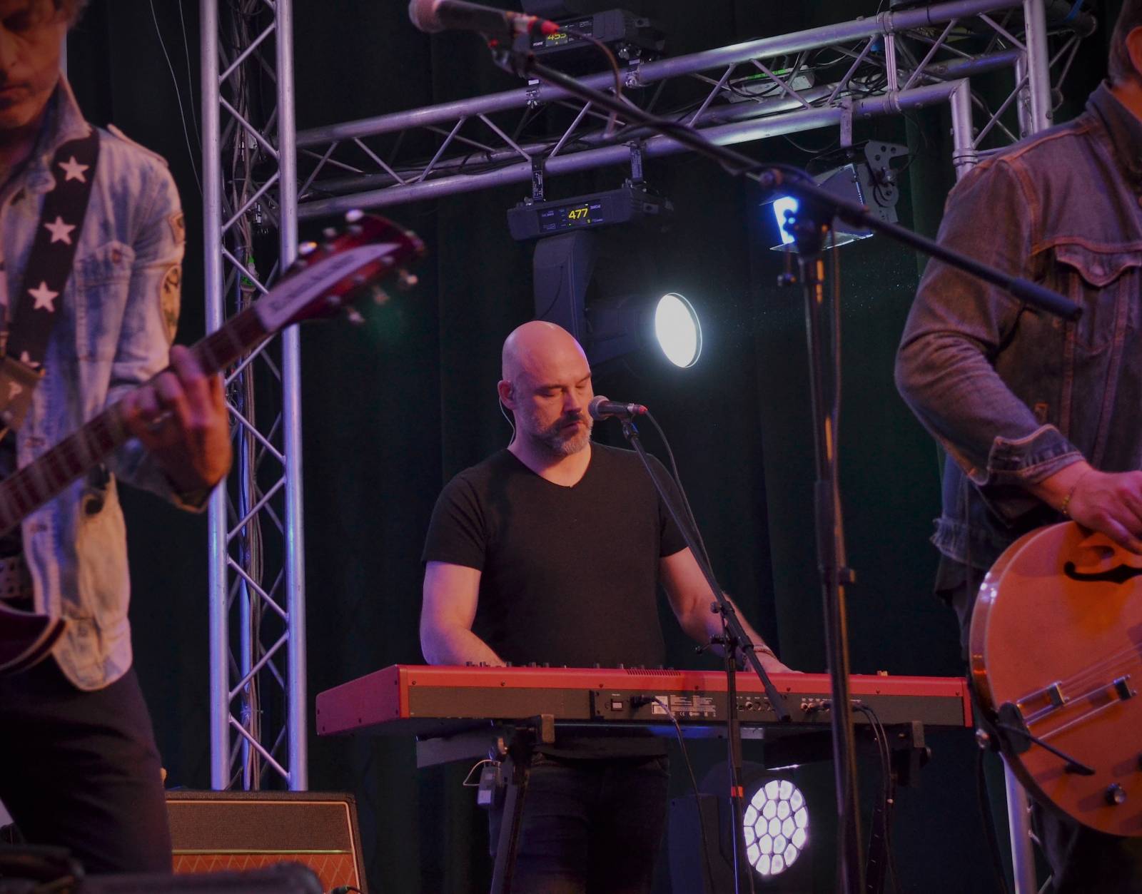 LIVE: Laškování s ženskou částí publika i hledání partnerek. Kapela Hrůzy dorazila do Krnova