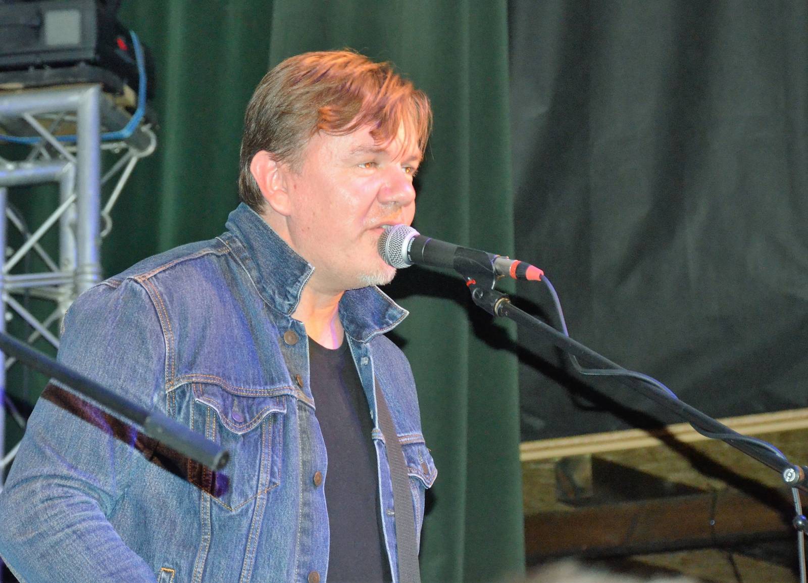 LIVE: Laškování s ženskou částí publika i hledání partnerek. Kapela Hrůzy dorazila do Krnova