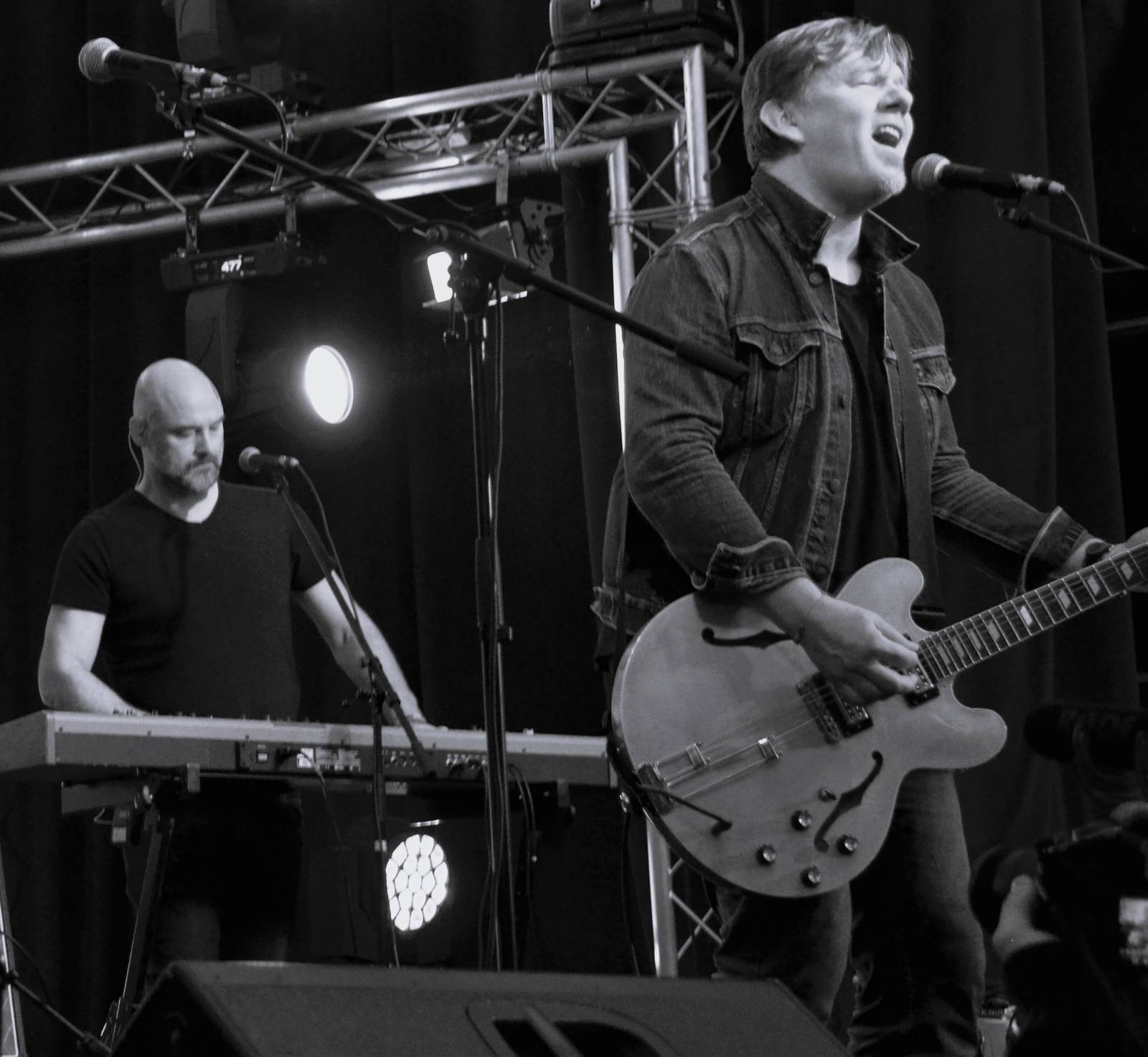 LIVE: Laškování s ženskou částí publika i hledání partnerek. Kapela Hrůzy dorazila do Krnova