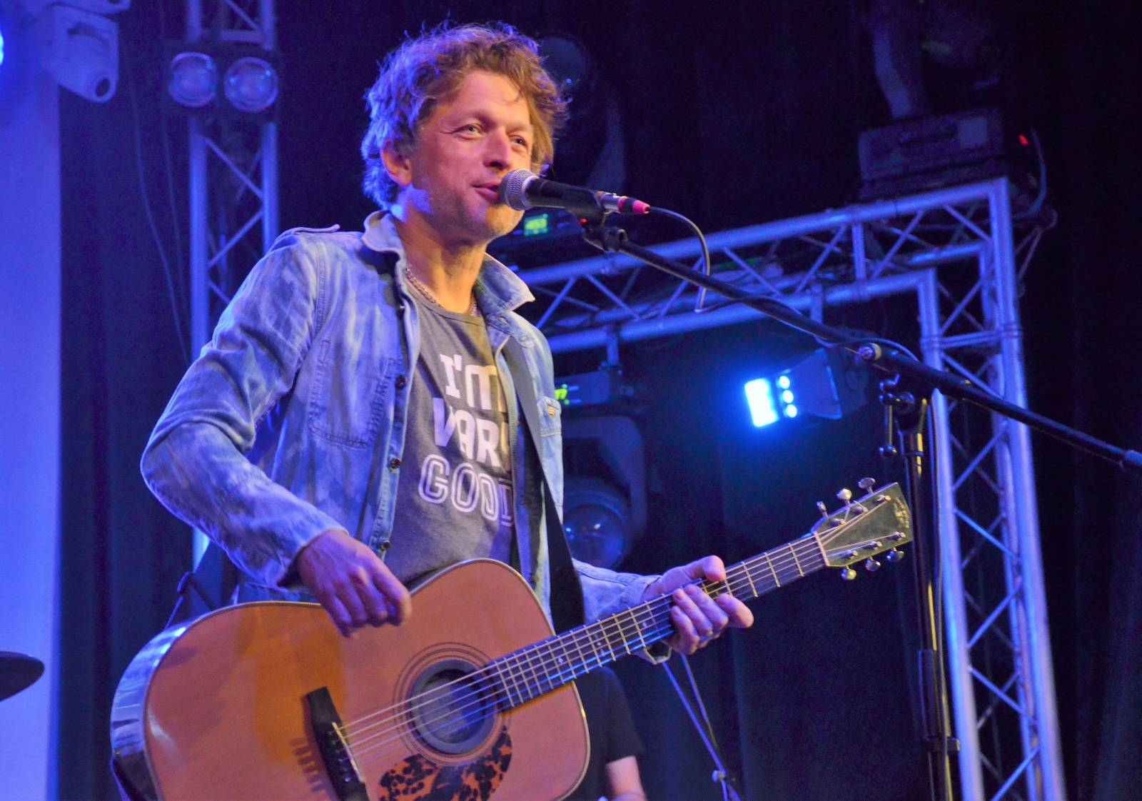 LIVE: Laškování s ženskou částí publika i hledání partnerek. Kapela Hrůzy dorazila do Krnova