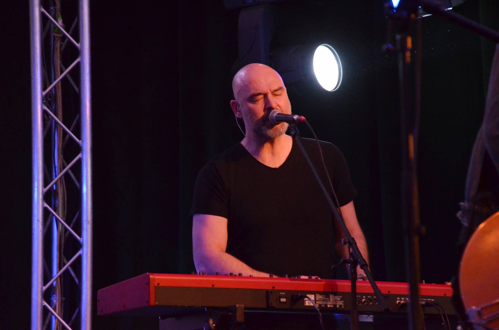 LIVE: Laškování s ženskou částí publika i hledání partnerek. Kapela Hrůzy dorazila do Krnova