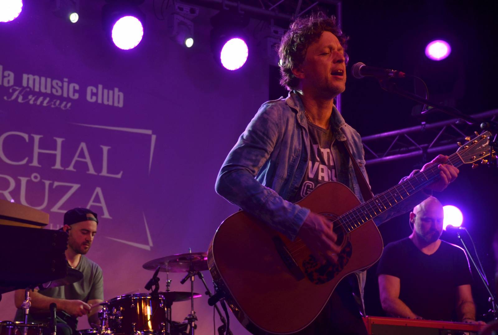 LIVE: Laškování s ženskou částí publika i hledání partnerek. Kapela Hrůzy dorazila do Krnova