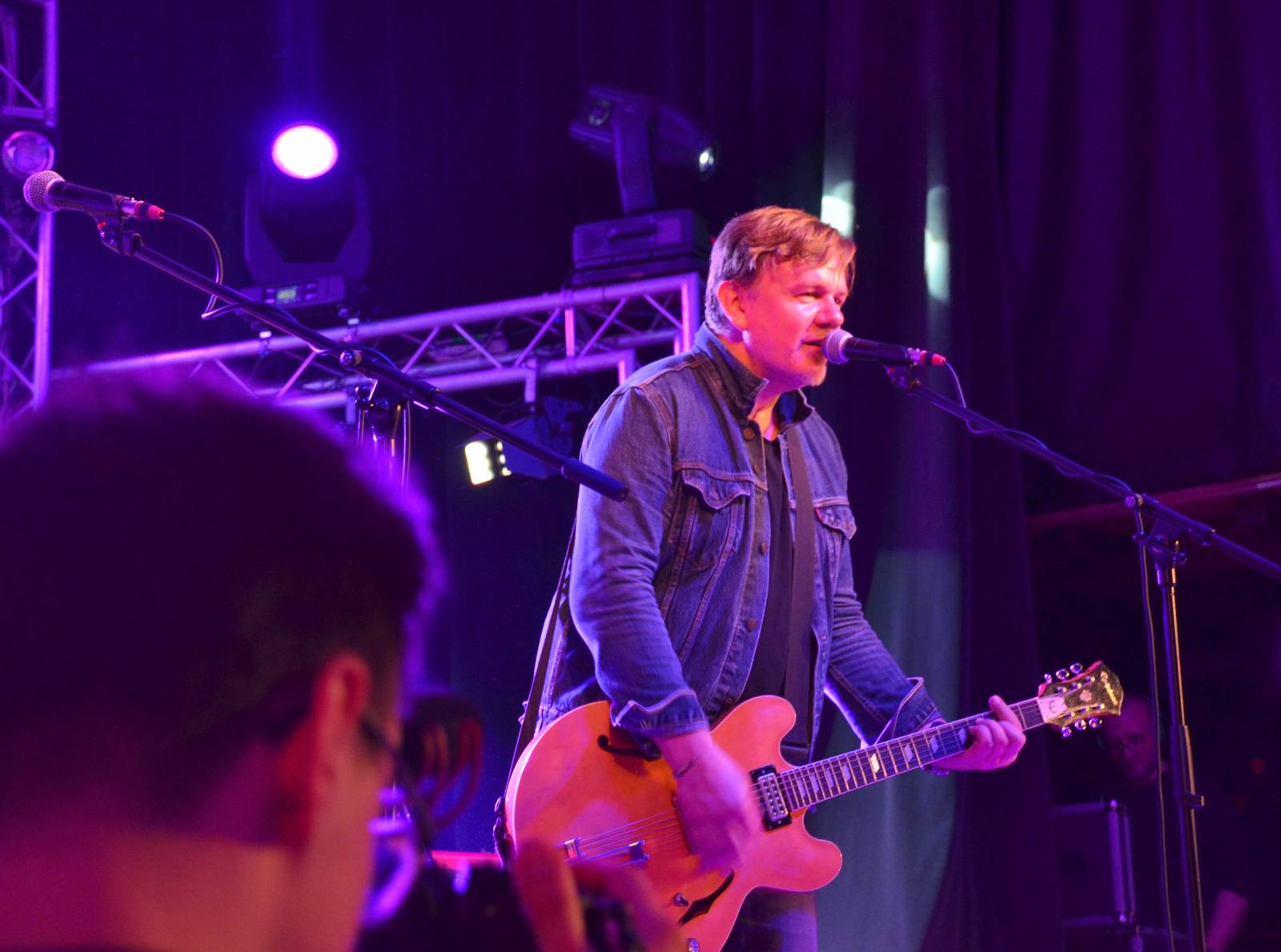 LIVE: Laškování s ženskou částí publika i hledání partnerek. Kapela Hrůzy dorazila do Krnova