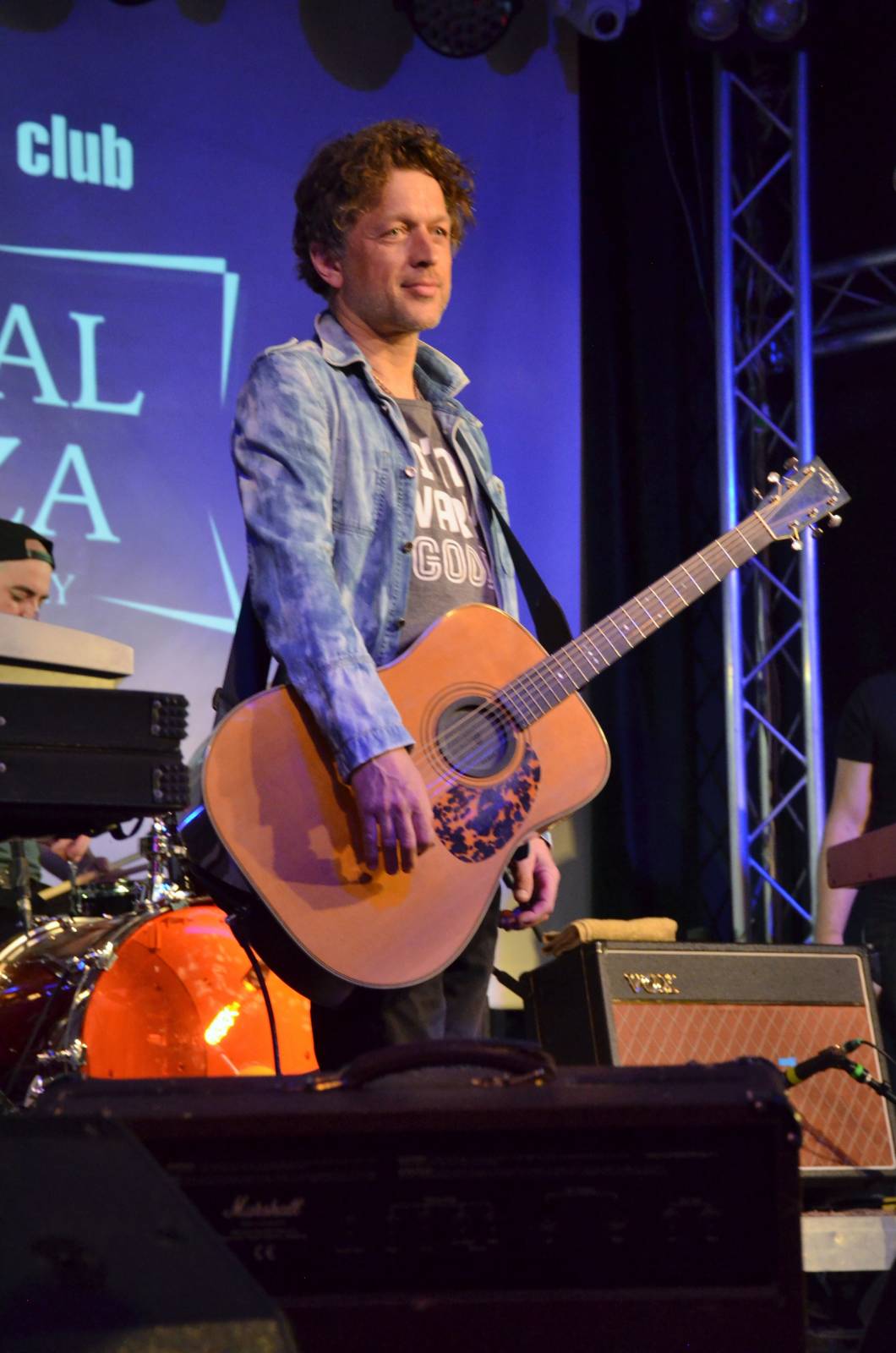 LIVE: Laškování s ženskou částí publika i hledání partnerek. Kapela Hrůzy dorazila do Krnova