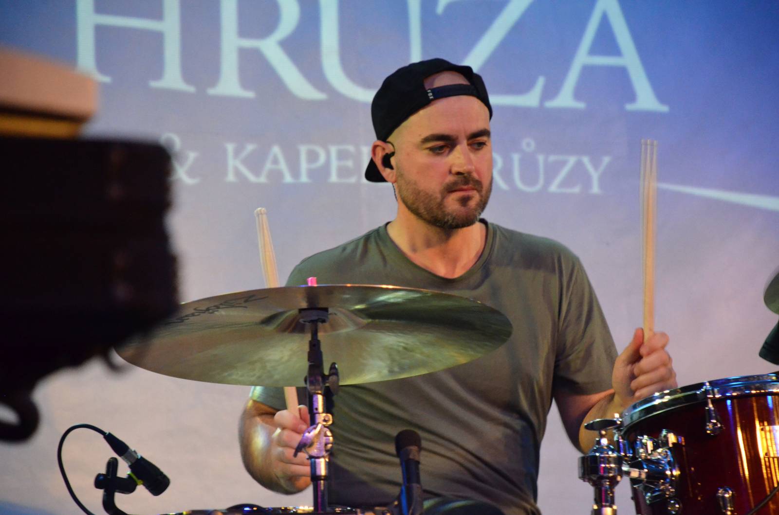 LIVE: Laškování s ženskou částí publika i hledání partnerek. Kapela Hrůzy dorazila do Krnova