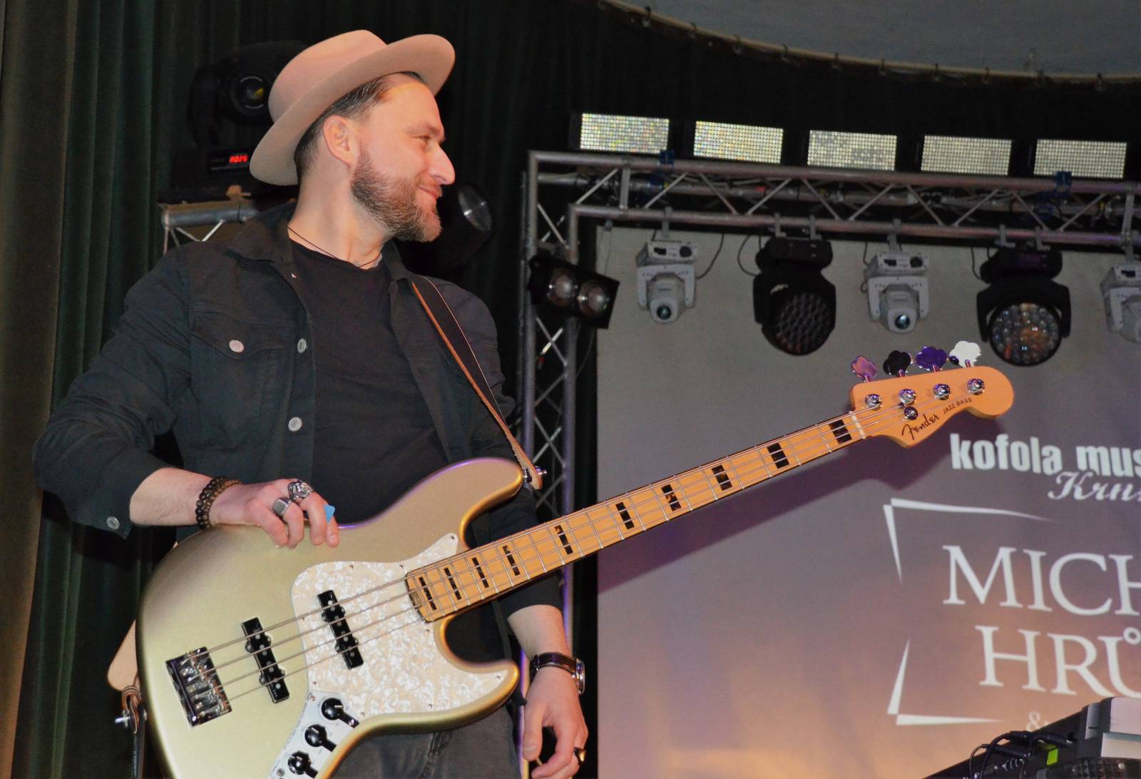 LIVE: Laškování s ženskou částí publika i hledání partnerek. Kapela Hrůzy dorazila do Krnova