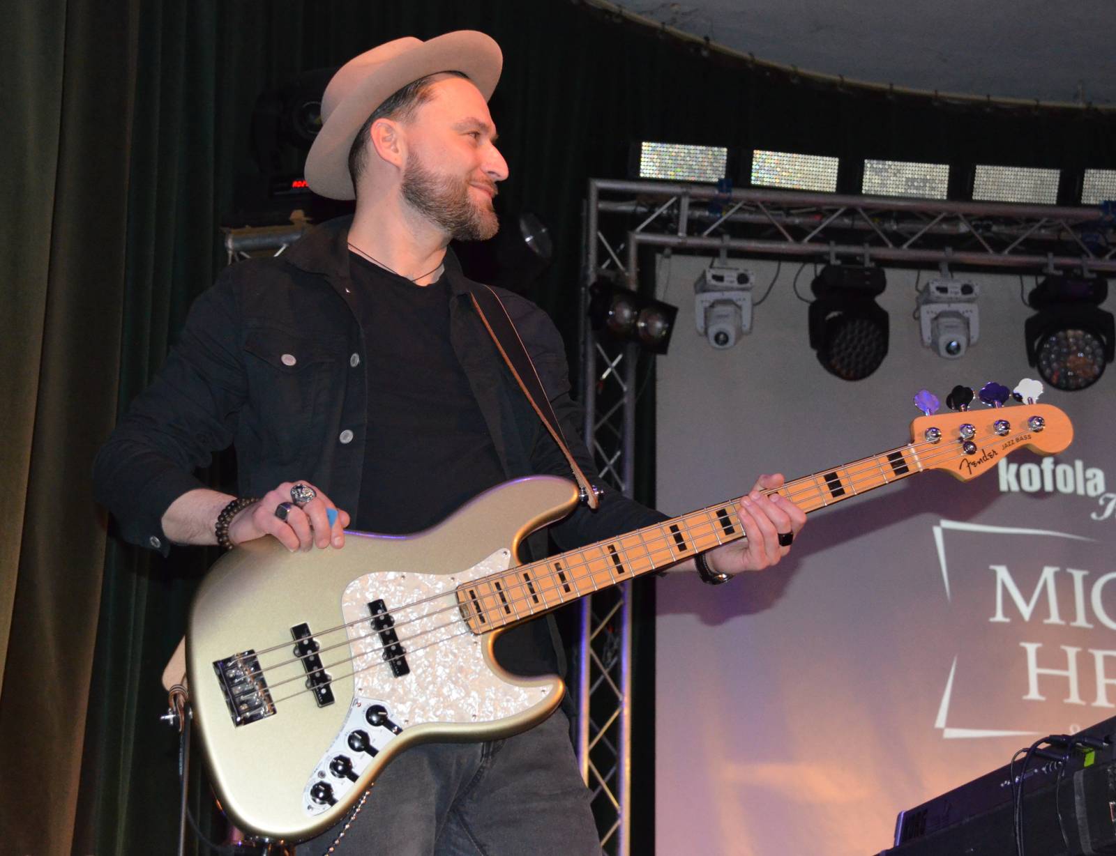 LIVE: Laškování s ženskou částí publika i hledání partnerek. Kapela Hrůzy dorazila do Krnova