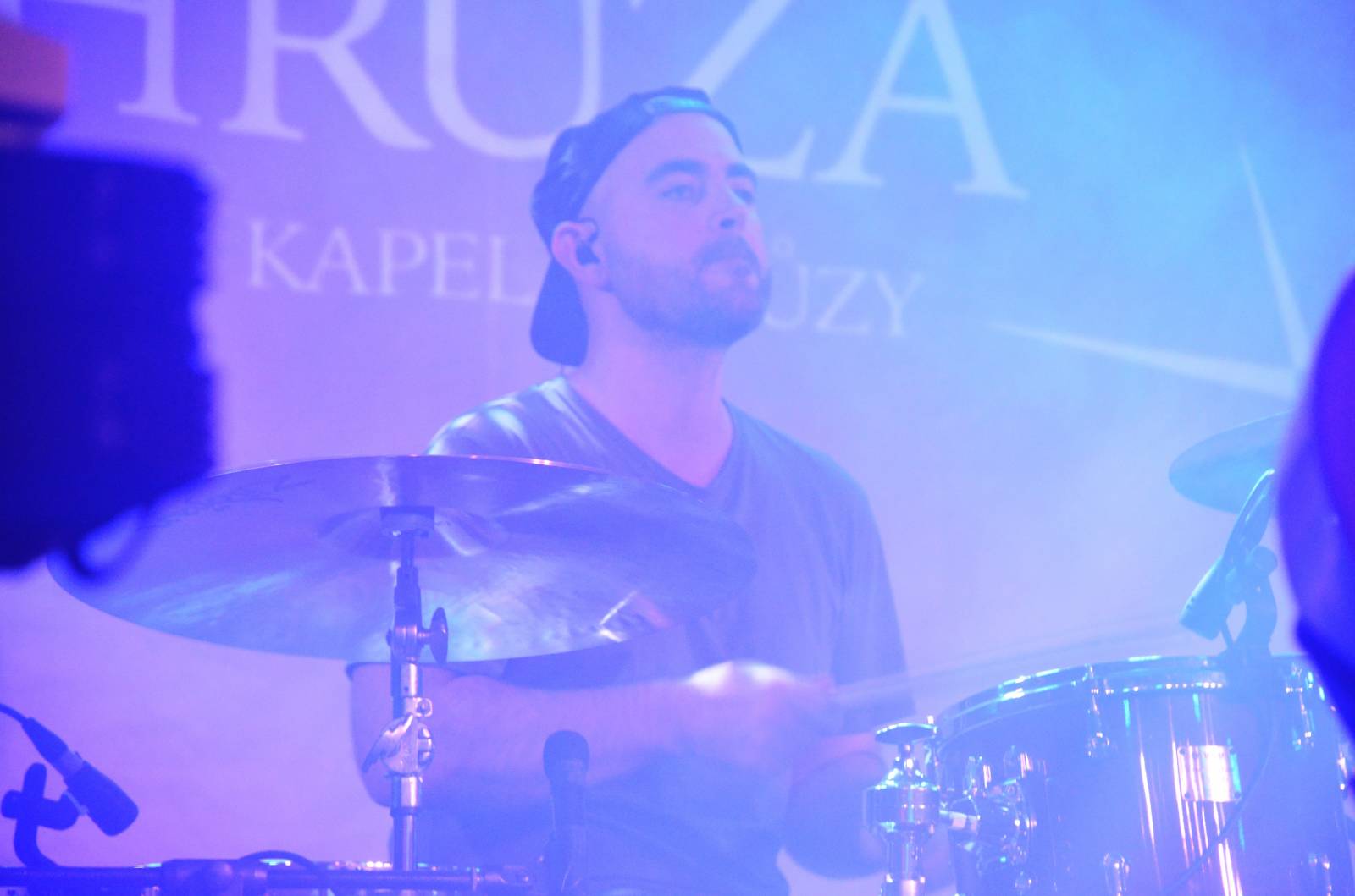 LIVE: Laškování s ženskou částí publika i hledání partnerek. Kapela Hrůzy dorazila do Krnova