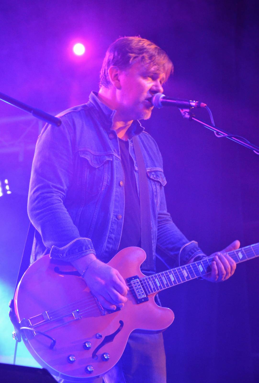 LIVE: Laškování s ženskou částí publika i hledání partnerek. Kapela Hrůzy dorazila do Krnova