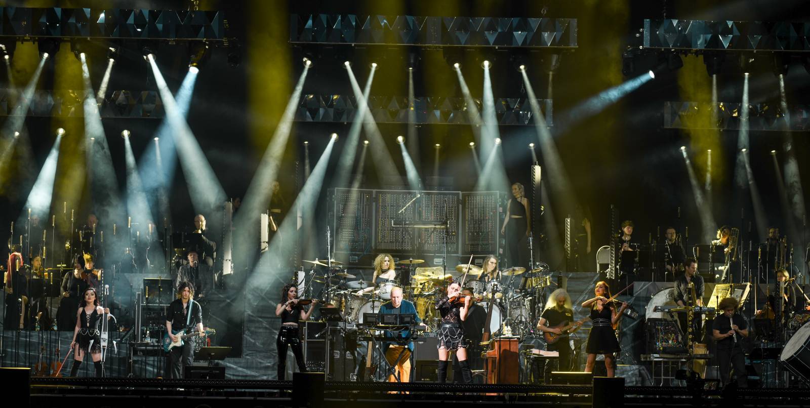 LIVE: Hans Zimmer vyprávěl Praze příběhy hudbou. Přivezl s sebou orchestr z Odessy