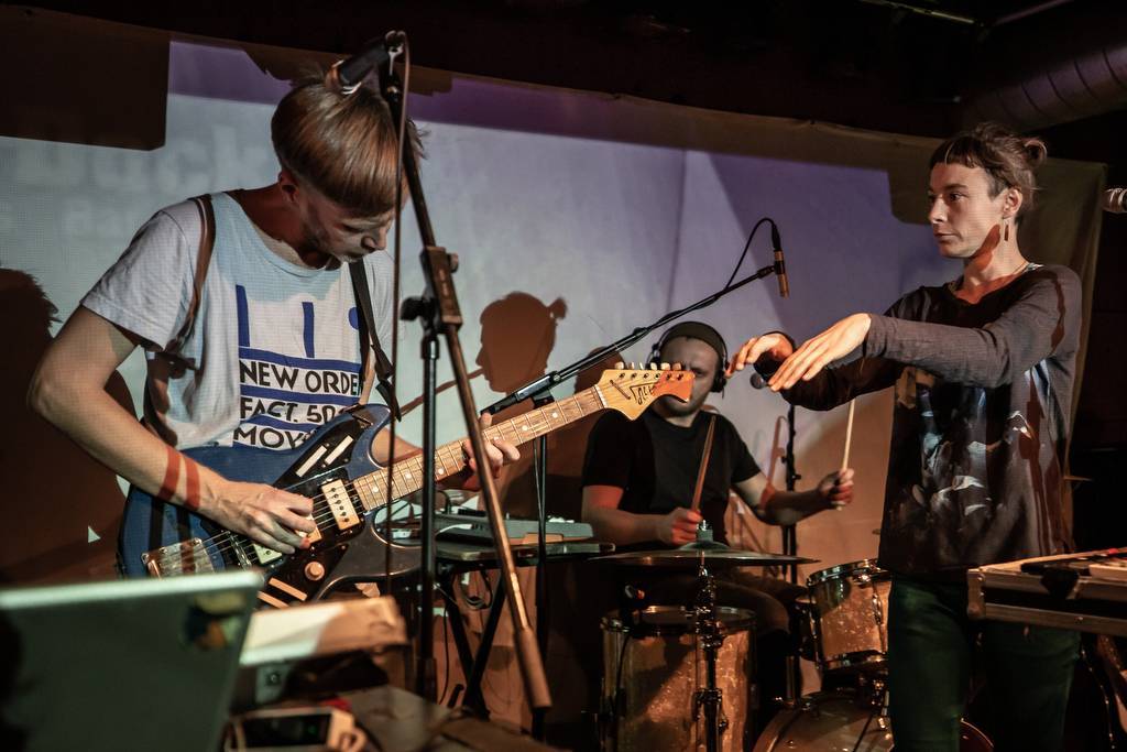 LIVE: Rozjařený a roztančený večer v podání Koňe a Prase a Midi Lidi. Ostravský klub Dock praskal ve švech